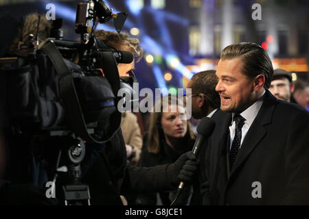 Leonardo DiCaprio gibt ein Fernsehinterview, während er an der Revenant-Premiere im Empire Leicester Square in London teilnimmt. DRÜCKEN Sie VERBANDSFOTO. Bilddatum: Donnerstag, 14. Januar 2016. Siehe PA Story SHOWBIZ Revenant. Bildnachweis sollte lauten: Jonathan Brady / PA Wire Stockfoto