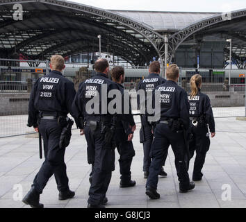 Köln, Nordrhein-Westfalen, Deutschland - 12. Juni 2016: Polizisten patrouillieren in der Nähe von Kölner Dom und Hauptbahnhof. Stockfoto