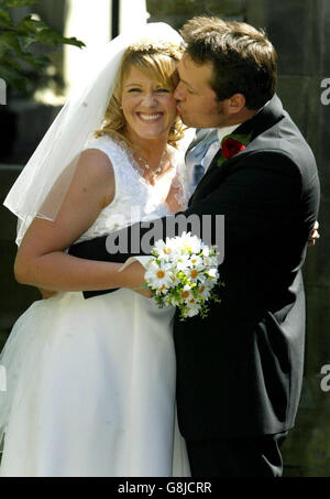 Die Stars der Coronation Street, Sally Lindsay und Bill ward, die Shelley Unwin und Charlie Stubbs spielen, kommen in der St. Johns the Baptist Church in Heaton Mersey, Manchester, an, um ihre Hochzeit auf dem Bildschirm zu feiern. Stockfoto