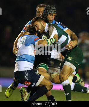 Tommy Bell von Leicester Tigers wird von Alberto Lucchese von Benetton Treviso während des Europameisterschafts-Pokals am Pool Four in der Welford Road, Leicester, angegangen. Stockfoto