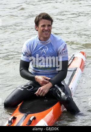 Olympic Rower James Cracknell übt auf der Themse, bevor er einen Versuch mit Surftrainer Pete Craske auf dem Cross-Channel-Rekord startet. Das Paar wird Folkestone am 5. September mit ihren Paddleboards verlassen und hofft, Cap Griz Nez in weniger als 6h 52m erreichen zu können, dem vorherigen Rekord von 1996. Stockfoto