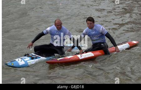 Der olympische Ruderer James Cracknell und der Surftrainer Pete Craske üben auf der Themse, bevor sie ihren Versuch auf dem Cross-Channel-Rekord starten. Das Paar wird Folkestone am 5. September mit seinen Paddleboards verlassen und hofft, Cap Griz Nez in weniger als 6 Stunden, 52 m, erreichen zu können, dem vorherigen Rekord von 1996. Stockfoto