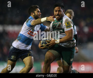 Leicester Tigers' Manu Tuilagi und Benetton Treviso's Andrea Pratichetti während des European Champions Cup, Pool Four Spiel in Welford Road, Leicester. Stockfoto