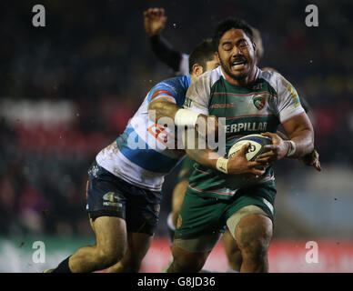 Leicester Tigers' Manu Tuilagi und Benetton Treviso's Alberto Sgarbi während des European Champions Cup, Pool Four Spiel in Welford Road, Leicester. Stockfoto