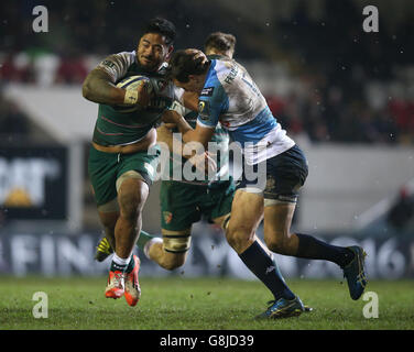 Leicester Tigers' Manu Tuilagi und Benetton Treviso's Alberto Sgarbi während des European Champions Cup, Pool Four Spiel in Welford Road, Leicester. Stockfoto