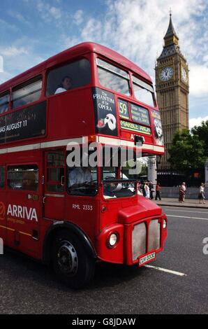 London Transport. Ein Bus der Linie 159 fährt am Big Ben vorbei. Stockfoto