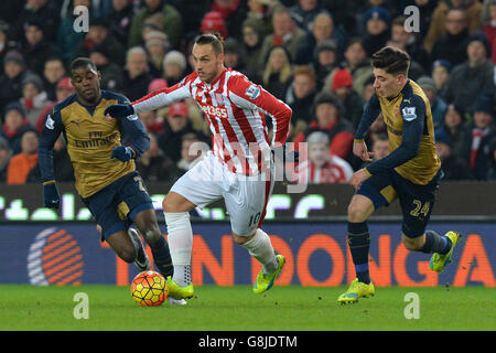 Marko Arnautovic (Mitte) von Stoke City kämpft während des Spiels der Barclays Premier League im Britannia Stadium, Stoke, um den Ball gegen Hector Bellerin von Arsenal (rechts) und Joel Campbell von Arsenal. Stockfoto