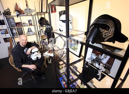 Darryll Jones von Milton Keynes gehört zu seiner Sammlung von Star Wars-Figuren bei einer Pop-up-Ausstellung von Großbritanniens elf "obsessivsten" Sammlern im Proud Archivist, London. Stockfoto