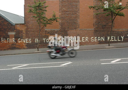 Graffiti auf der Seite eines Lagerhauses in Sandy Row, im Loyalist-Viertel von South Belfast, nachdem gestern der Bomber Sean Kelly aus der Shankill Road aus dem Gefängnis entlassen wurde. Die IRA wird voraussichtlich eine beträchtliche Menge an Waffen entwaffnen, um eine historische Ankündigung über ihre Zukunft später heute zu begleiten. Stockfoto