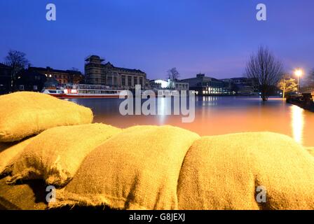 Sandsäcke auf der Hochwasserschutzanlage entlang des Flusses Ouse im Zentrum von York platziert, während überschwemmte Städte und Gemeinden weiterhin gegen die Weihnachtsfluten kämpfen. Stockfoto