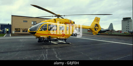 Der East Anglian Air Ambulance am Flughafen Cambridge. Crews der Krankenwagen-Wohltätigkeitsorganisation, in der der Herzog von Cambridge als Pilot arbeitet, sind zu einer neuen Basis umgezogen, die helfen soll, ihre lebensrettenden Fähigkeiten zu verbessern. Stockfoto