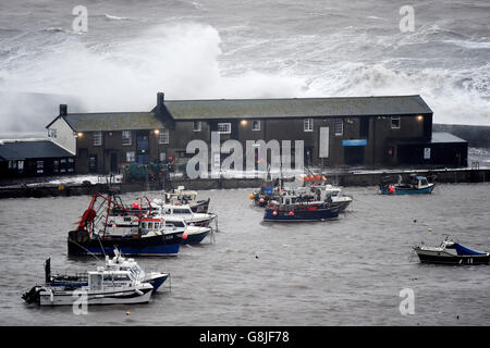 Wellen Absturz über die Cobb bei Lyme Regis, Dorset, als Storm Frank beginnt, das Vereinigte Königreich auf dem Weg in Richtung Hochwasser-betroffenen Gebieten schlacken. Stockfoto