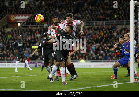 Billy Jones von Sunderland und Emre Can von Liverpool (vorne) kämpfen während des Spiels der Barclays Premier League im Stadium of Light, Sunderland, um den Ball. Stockfoto