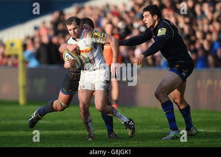 Nick Evans von Harlequins (Mitte) wird von Donncha O'Callaghan von den Worcester Warriors (links) und Bryce Heem während des Spiels der Aviva Premiership im Sixways Stadium, Worcester, angegangen. Stockfoto