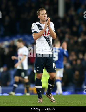 Harry Kane von Tottenham Hotspur begrüßt die Fans nach dem Spiel während des Spiels der Barclays Premier League im Goodison Park, Liverpool. Stockfoto