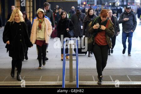 Pendler vor dem Bahnhof King's Cross in London, wie eine Studie ergab, dass Arbeitnehmer, die mit dem Zug pendeln, bis zu sechsmal so viel ihres Gehälts für Fahrpreise ausgeben wie europäische Fahrgäste auf öffentlichen Eisenbahnen. Stockfoto