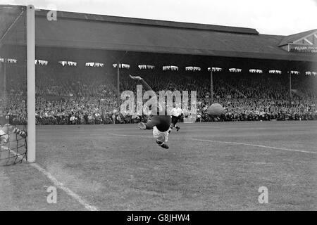 Fußball - Football League Division One - Fulham / Charlton Athletic - Craven Cottage. Charlton Athletic Torwart Sam Bartram macht einen Flug sparen Stockfoto