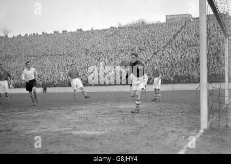 Fußball - Football League Division One - Charlton Athletic gegen Middlesbrough - The Valley. Charlton Athletic Torwart Sam Bartram (r) streckt sich um den Ball Stockfoto