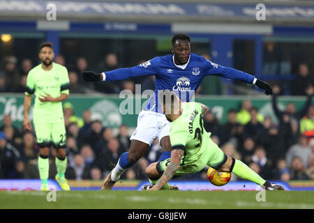 Evertons Romelu Lukaku (links) und Manchester Citys Nicolas Otamendi (rechts) kämpfen im Capital One Cup, Halbfinale, erstes Beinspiel im Goodison Park, Liverpool, um den Ball. DRÜCKEN Sie VERBANDSFOTO. Bilddatum: Mittwoch, 6. Januar 2016. Siehe PA Geschichte FUSSBALL Everton. Bildnachweis sollte lauten: Martin Rickett/PA Wire. Stockfoto