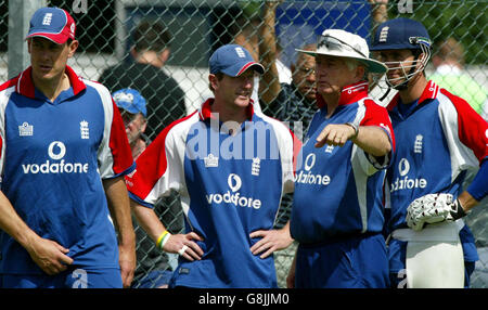 Englands (von links nach rechts) Ashley Giles, Paul Collingwood, Trainer Ducan Fletcher und Kapitän Michael Vaughan. Stockfoto