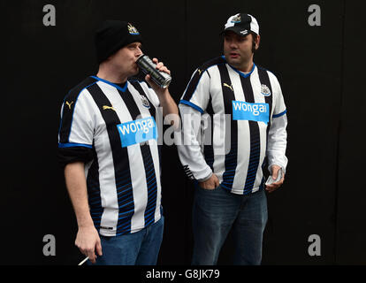 Watford / Newcastle United - Emirates FA Cup - Dritte Runde - Vicarage Road. Newcastle United Fans vor dem Emirates FA Cup, drittes Spiel in der Vicarage Road, Watford. Stockfoto