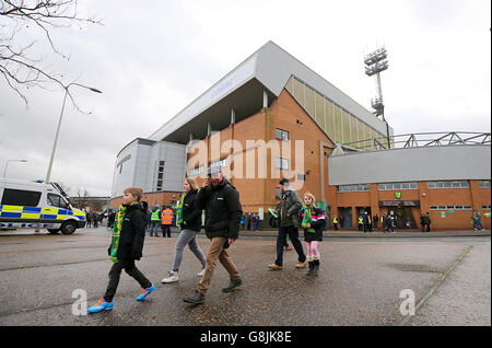 Norwich City-Fans kommen zum Emirates FA Cup, dem dritten Spiel in der Carrow Road, Norwich, an. Stockfoto