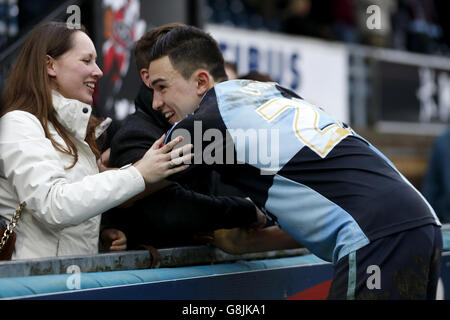 Luke O'Nien von Wycombe Wanderers feiert mit seinen Anhängern nach dem letzten Pfiff des Emirates FA Cup, dem dritten Spiel im Adams Park, High Wycombe. Stockfoto