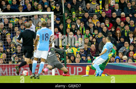 Sergio Aguero von Manchester City erzielt beim Emirates FA Cup das erste Tor des Spiels seiner Seite, die dritte Runde in der Carrow Road, Norwich. Stockfoto