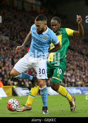 Nicolas Otamendi von Manchester City und Cameron Jerome von Norwich City kämpfen während des Emirates FA Cup in der Carrow Road, Norwich, um den Ball. Stockfoto