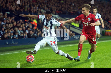 West Bromwich Albions Stephane Sessegnon wird während des Emirates FA Cup, der dritten Runde im Hawthorns, West Bromwich, von Joe Bryan aus Bristol City herausgefordert. Stockfoto