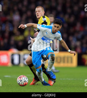 Ben Watson von Watford und Ayoze Perez von Newcastle United kämpfen während des Emirates FA Cup, der dritten Runde in der Vicarage Road, Watford, um den Ball. Stockfoto