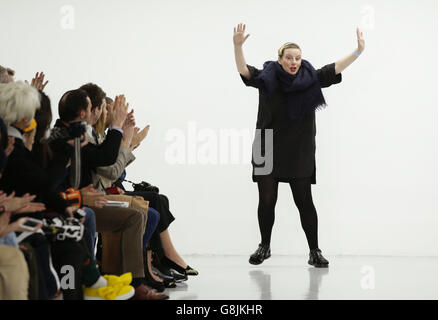 Designerin Lou Dalton auf dem Laufsteg während ihrer London Collections Men AW2016-Show im BFC Show Space, Victoria House, London. Stockfoto