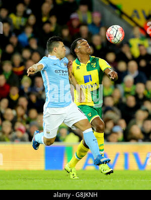 Sergio Aguero von Manchester City und Andre Wisdom von Norwich City kämpfen während des Emirates FA Cup, der dritten Runde in der Carrow Road, Norwich, um den Ball. Stockfoto