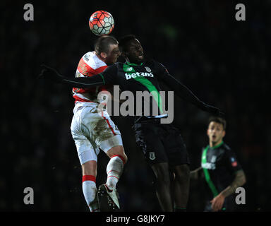 Doncaster Rovers gegen Stoke City - Emirates FA Cup - Dritte Runde - Keepmoat Stadium. Luke McCullough von Doncaster Rovers (links) und Mame Biram Diouf von Stoke City kämpfen um den Ball in der Luft Stockfoto