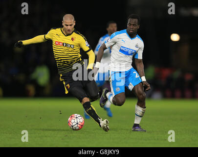 Watford / Newcastle United - Emirates FA Cup - Dritte Runde - Vicarage Road. Watfords Adlene Guedioura (links) und Cheick Tiote von Newcastle United während des Emirates FA Cup, dem dritten Spiel in der Vicarage Road, Watford. Stockfoto