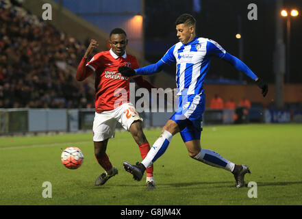 Colchester United / Charlton Athletic - Emirates FA Cup - Dritte Runde - Colchester Community Stadium. Matt Briggs von Colchester United (rechts) und Regan Charles-Cook von Charlton Athletic kämpfen um den Ball. Stockfoto