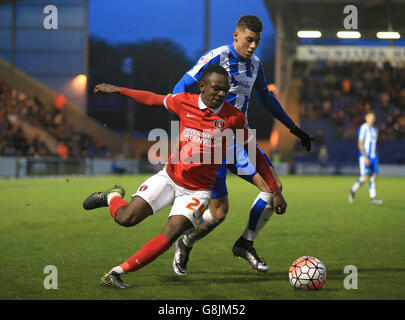 Colchester United / Charlton Athletic - Emirates FA Cup - Dritte Runde - Colchester Community Stadium. Matt Briggs von Colchester United und Regan Charles-Cook von Charlton Athletic (vorne) kämpfen um den Ball. Stockfoto