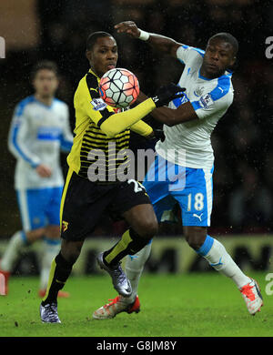 Watfords Odion Ighalo (links) und Newcastle United's Chancel Mbeba kämpfen während des Emirates FA Cup, der dritten Runde in der Vicarage Road, Watford, um den Ball. Stockfoto