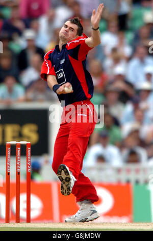 Cricket - Twenty20 Cup - Halbfinale - Lancashire Lightning gegen Surrey Lions - The Brit Oval. James Anderson, Lancashire Lightning Stockfoto