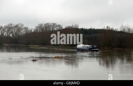 Die Themse hat ihr Ufer bei Newbridge West Oxfordshire nach starken Regenfällen platzen lassen. Stockfoto