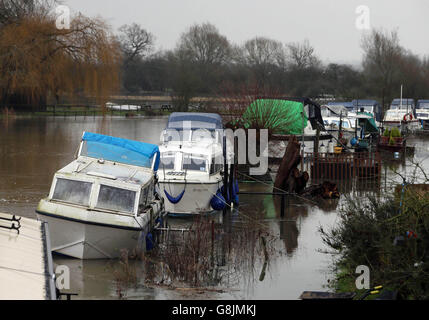 Die Themse hat ihr Ufer bei Newbridge West Oxfordshire nach starken Regenfällen platzen lassen. Stockfoto