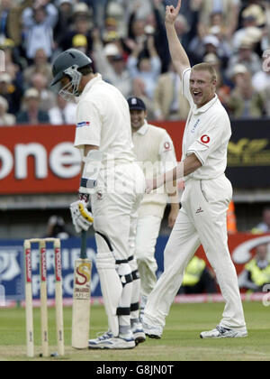 Der englische Andrew Flintoff feiert die Festführung des niedergeschlagenen australischen Schlagmanns Mike Kasprowicz (L) LBW. Stockfoto