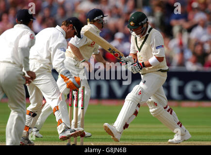 Der Australier Shane Warne geht zurück zu seiner Falte als der Englands Der Wicketkeeper Geraint Jones ersetzt die Bails Stockfoto