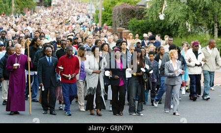 Hunderte von Mitgliedern der Öffentlichkeit zusammen mit der Familie (Front) des ermordeten Anthony Walker, nehmen an einer Prozession bei Kerzenschein an der Stelle Teil, an der der Teenager vor einer Woche ermordet wurde. Stockfoto