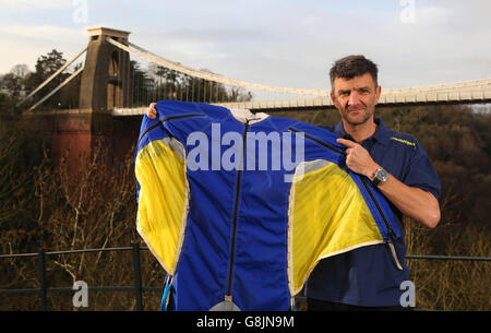 Stuntman Gary Connery steht vor der Clifton Suspension Bridge in Bristol vor seiner weltweit ersten Wingsuit-Flugleistung nächste Woche, in Zusammenarbeit mit Cheapflights, die ihn während des Fluges unter die Struktur bringen und Geschwindigkeiten von bis zu 100 Meilen pro Stunde erreichen wird. Stockfoto