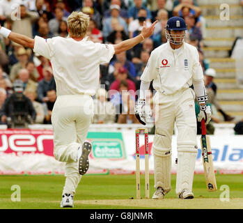 Cricket - The Ashes - npower Second Test - England gegen Australien - Edgbaston. Der englische Kapitän Michael Vaughan wurde von dem australischen Brett Lee für einen Lauf geleitet. Stockfoto