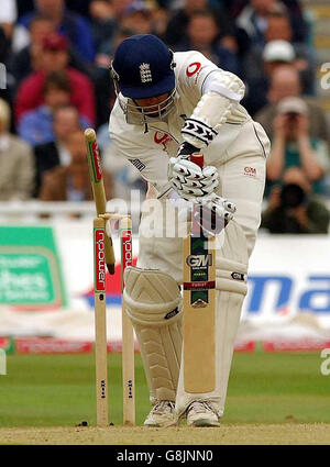 Der englische Kapitän Michael Vaughan wurde von dem australischen Brett Lee für einen Lauf geleitet. Stockfoto