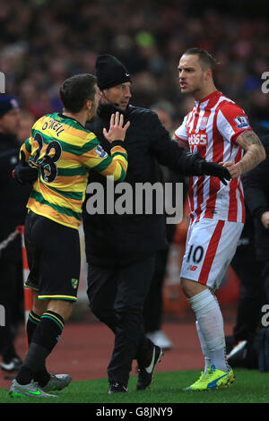 Der vierte offizielle Mark Clattenburg trennt Gary O'Neil von Norwich City (links) und Marko Arnautovic von Stoke City (rechts) während des Spiels der Barclays Premier League im Britannia Stadium, Stoke. Stockfoto