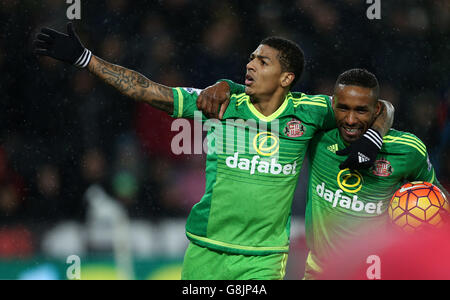 Patrick van Aanholt von Sunderland (links) feiert das zweite Tor des Spiels mit Jermain Defoe während des Spiels der Barclays Premier League im Liberty Stadium, Swansea. Stockfoto