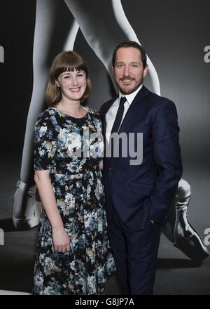 Bertie Carvel (rechts) nimmt an der Eröffnungsnacht der Produktion von Le Corsaire des English National Ballet in der St Martins Lane in London Teil. Stockfoto